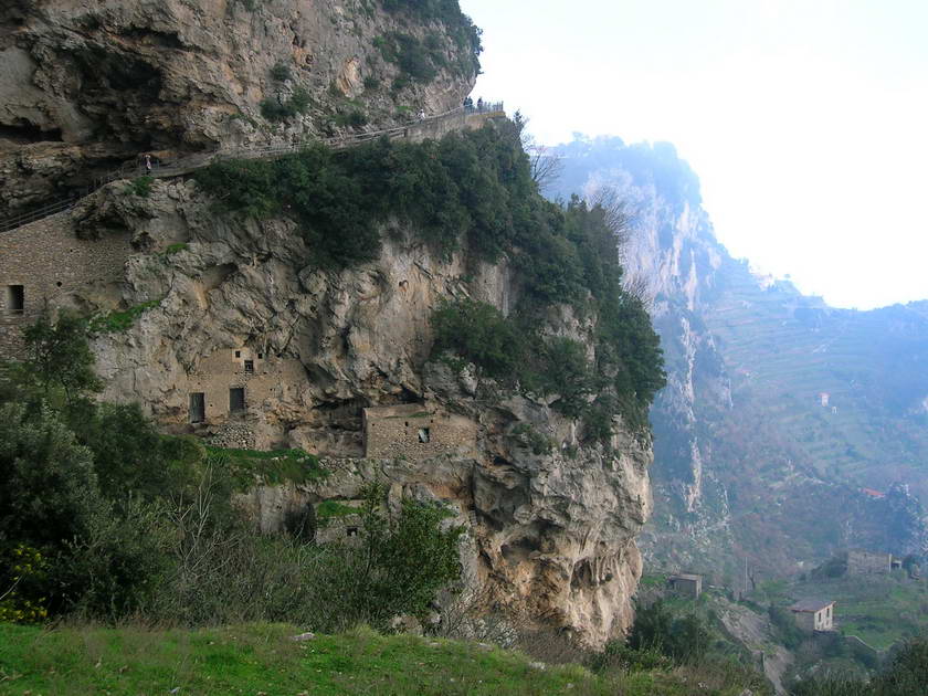 in alto a destra : la strada sopra la Grotta Biscotto